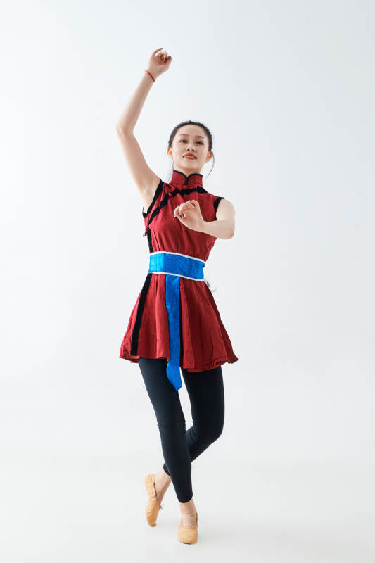 穿着蒙族服饰跳着草原舞蹈的少女