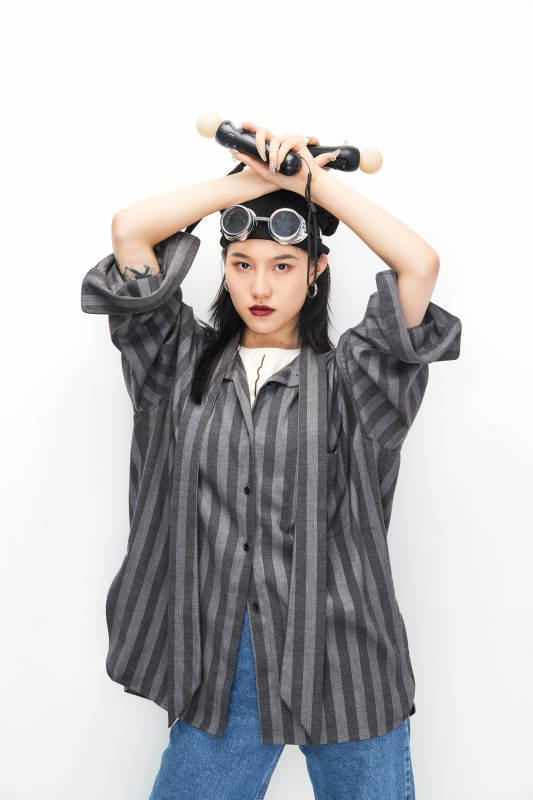 手持电子游戏操控器的亚洲少女