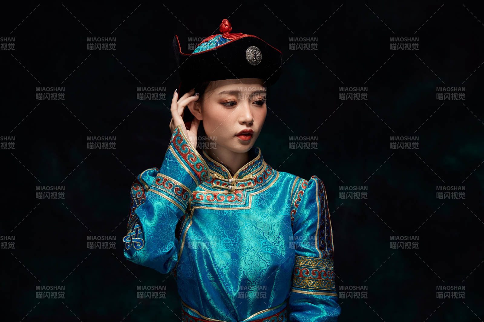 穿着蒙古族服饰的亚洲青年女性