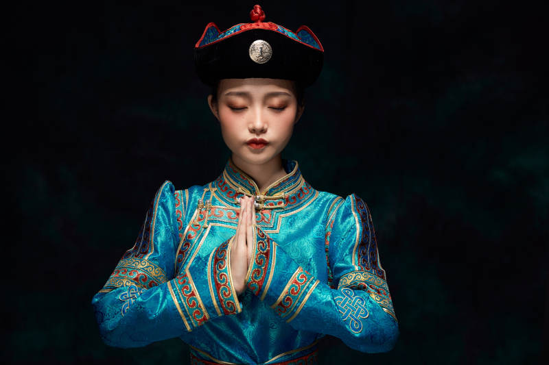 穿着蒙古族服饰的亚洲青年女性