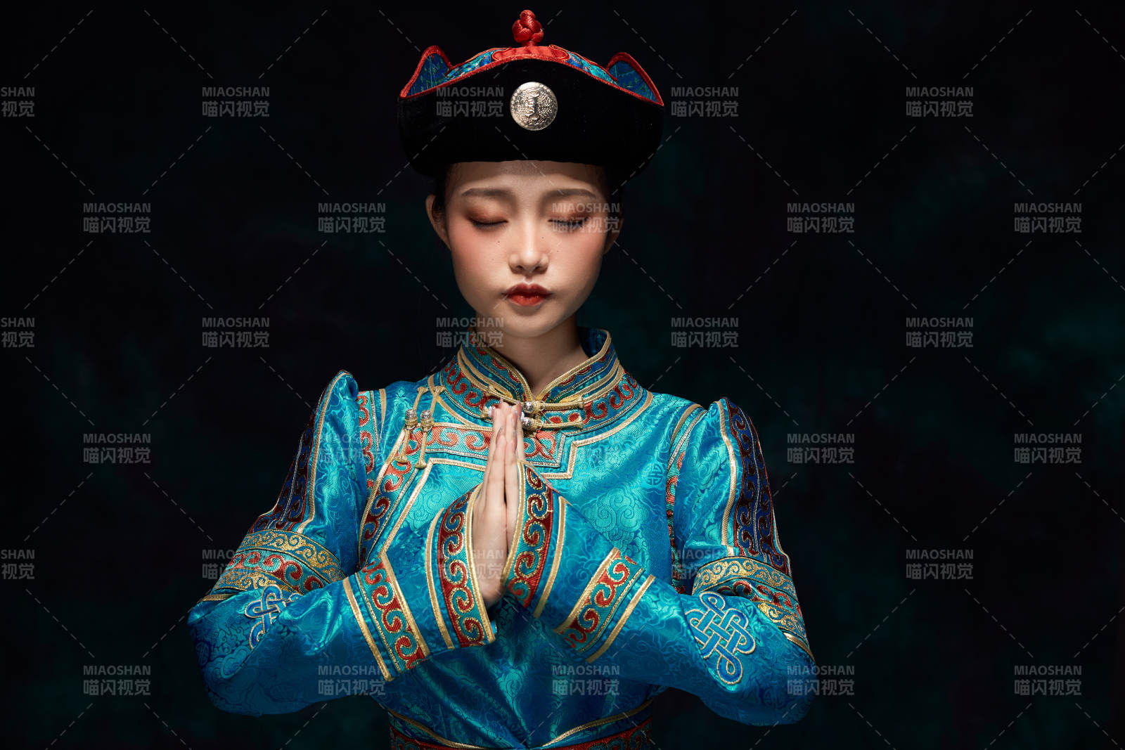 穿着蒙古族服饰的亚洲青年女性