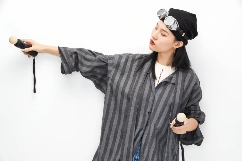 手持电子游戏操控器的亚洲少女