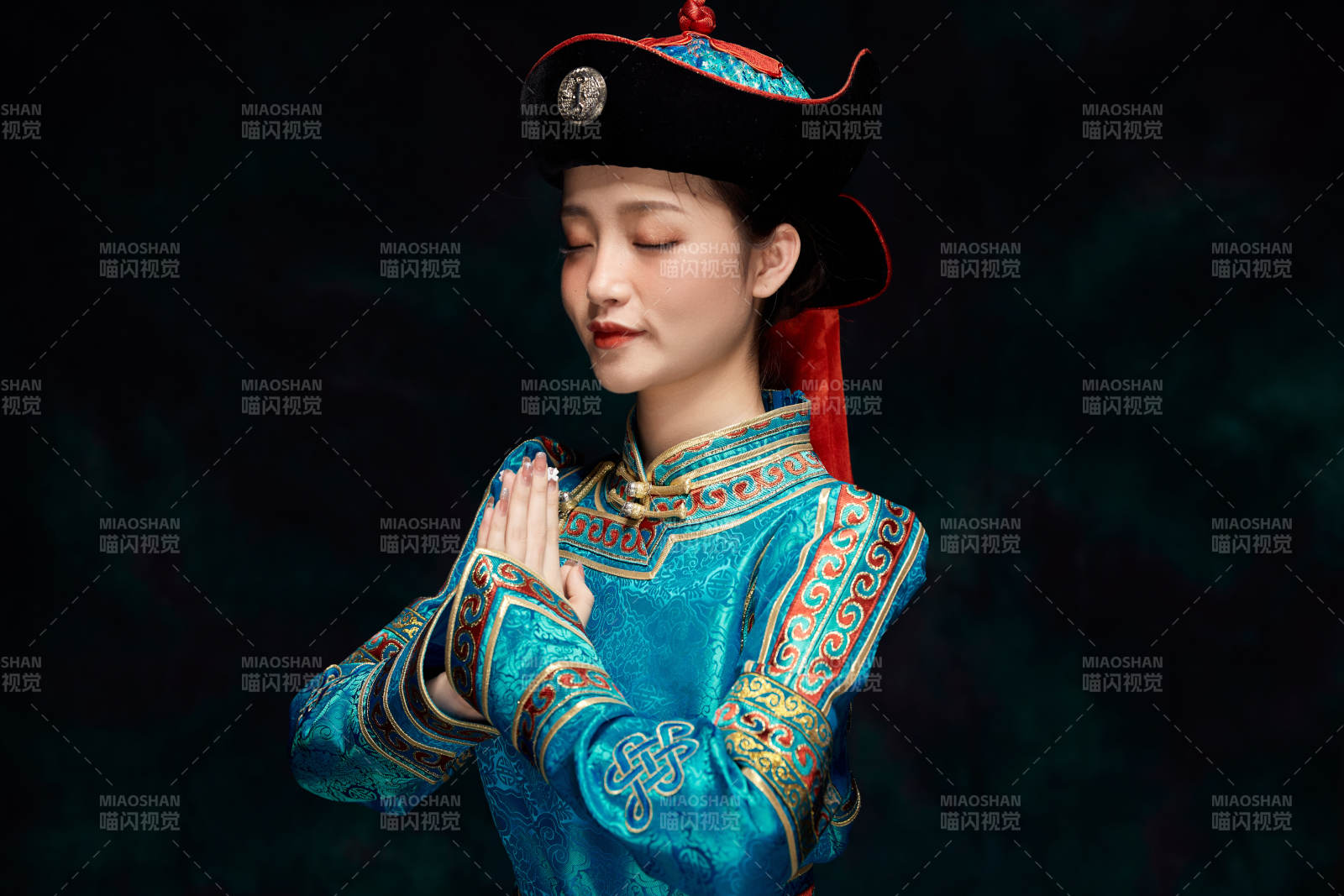 穿著蒙古族服飾的亞洲青年女性