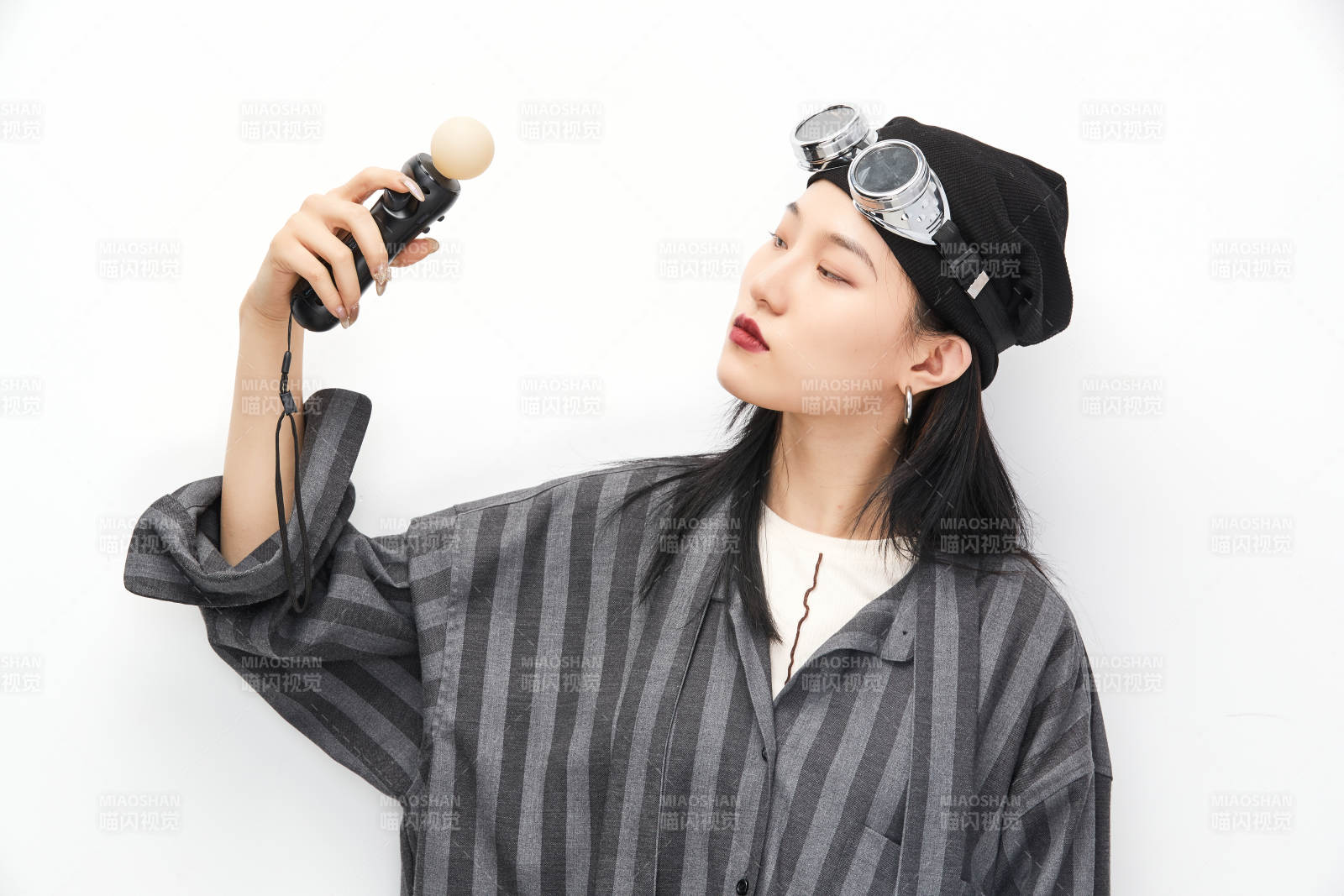 手持电子游戏操控器的亚洲少女