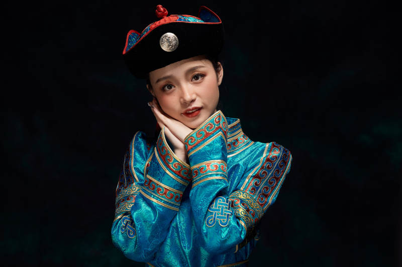 穿着蒙古族服饰的亚洲青年女性
