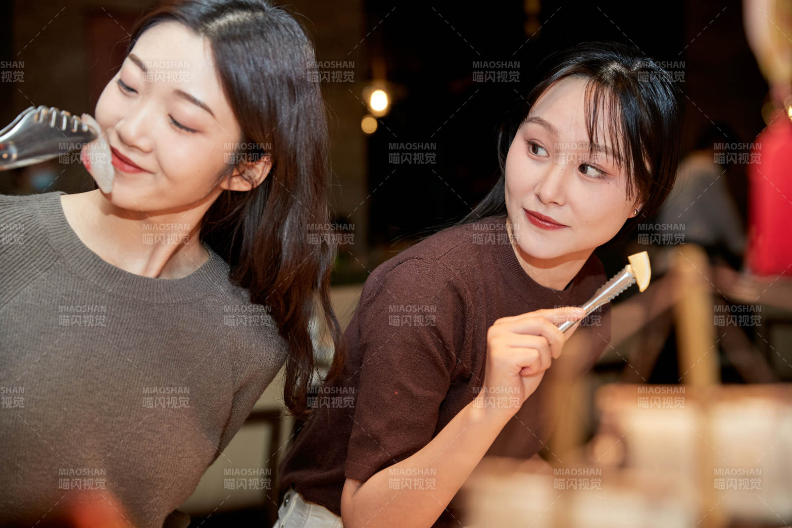 在酒店自助餐厅大吃特吃的亚洲可爱闺蜜少女