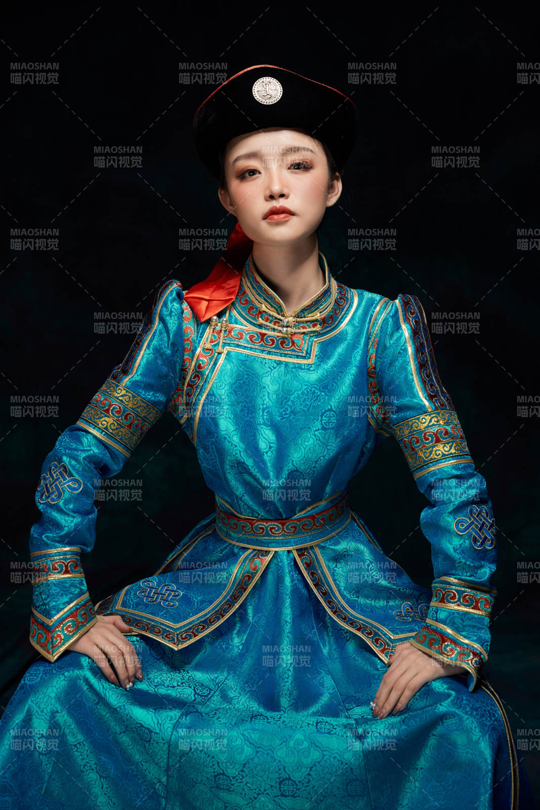 穿着蒙古族服饰的亚洲青年女性