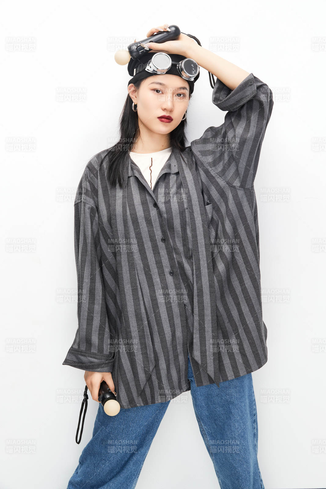 手持电子游戏操控器的亚洲少女