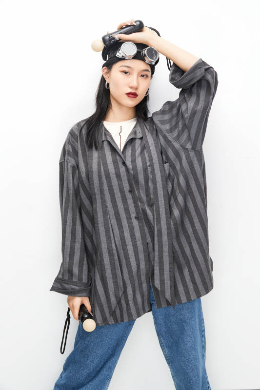 手持电子游戏操控器的亚洲少女