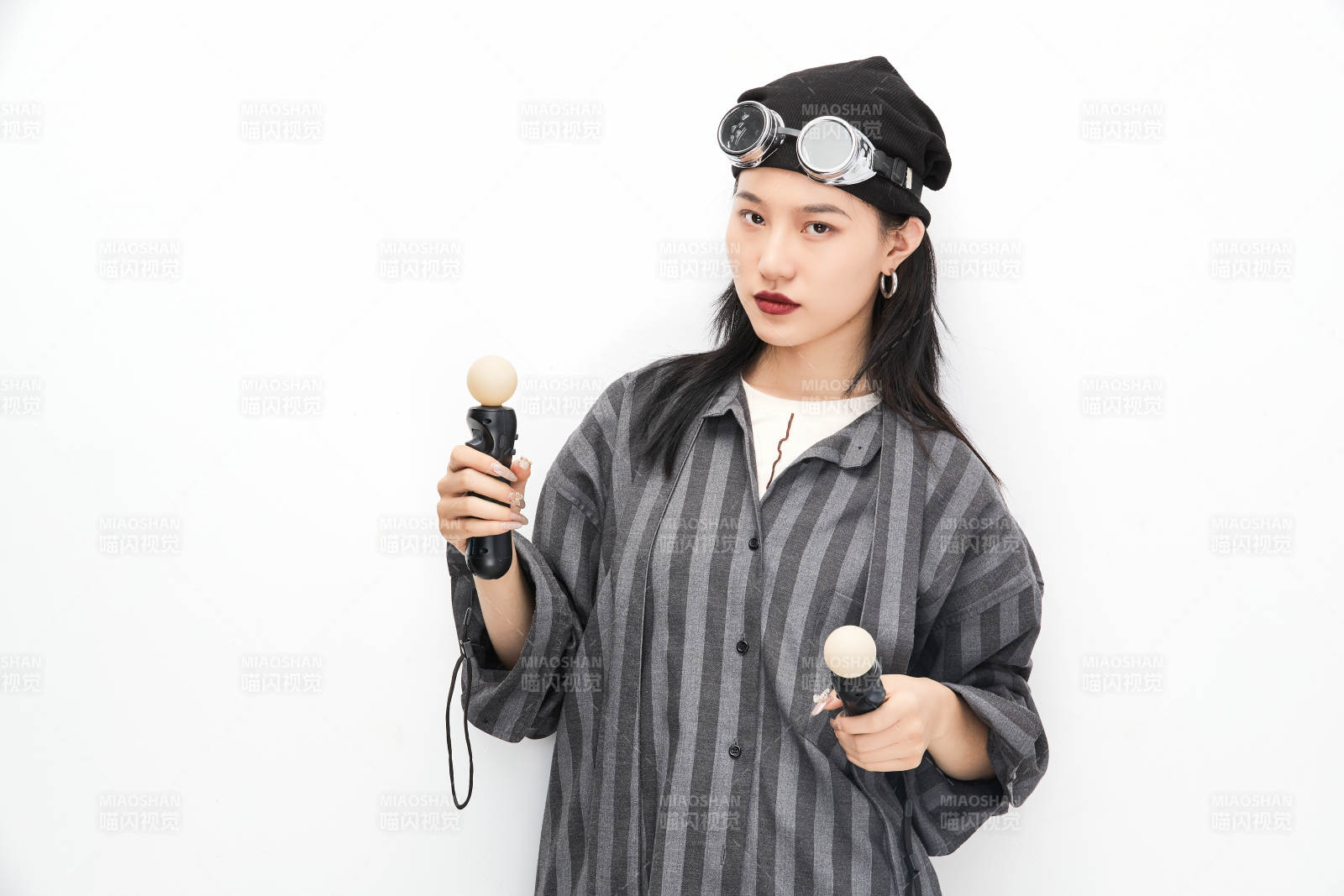 手持电子游戏操控器的亚洲少女