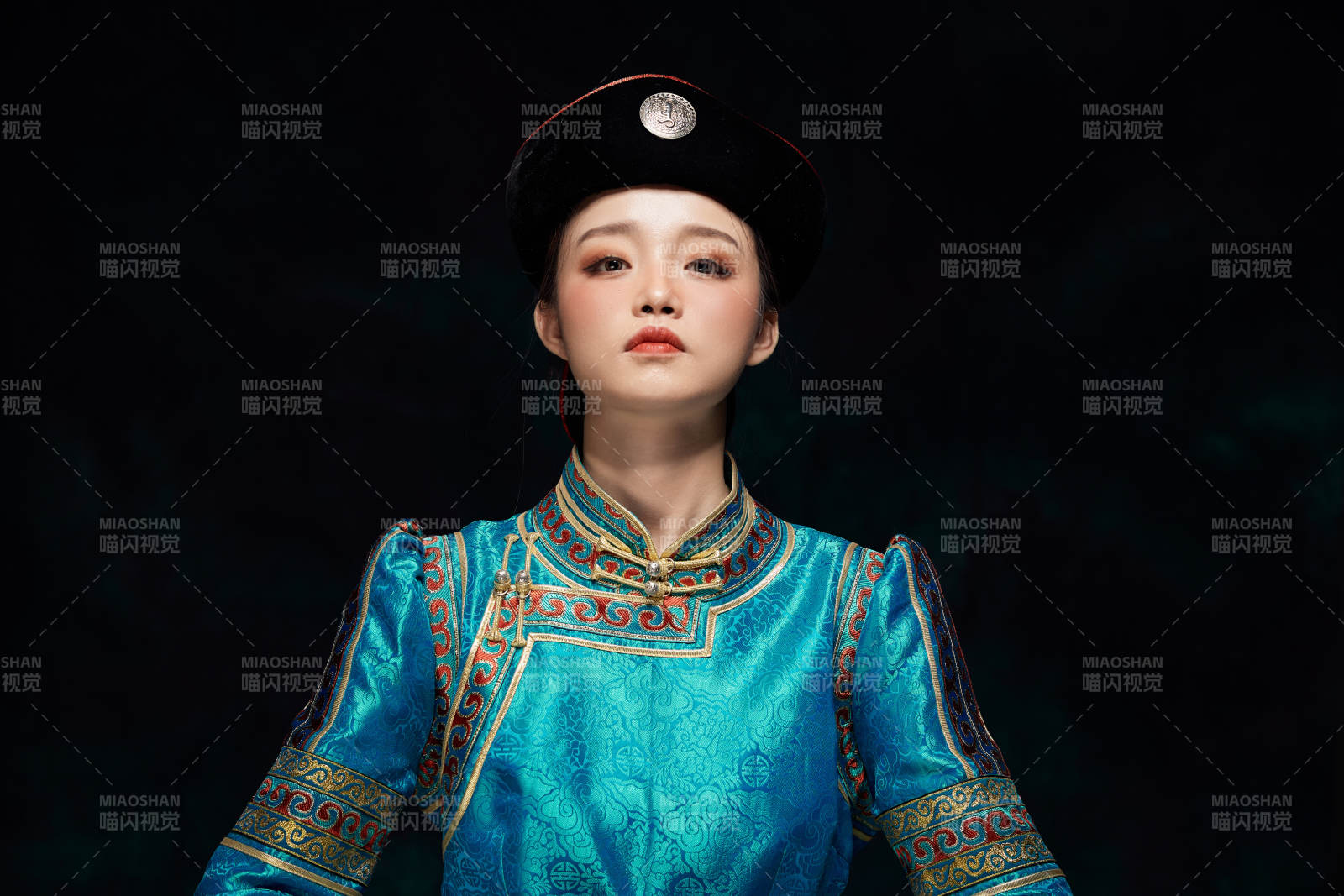 穿着蒙古族服饰的亚洲青年女性