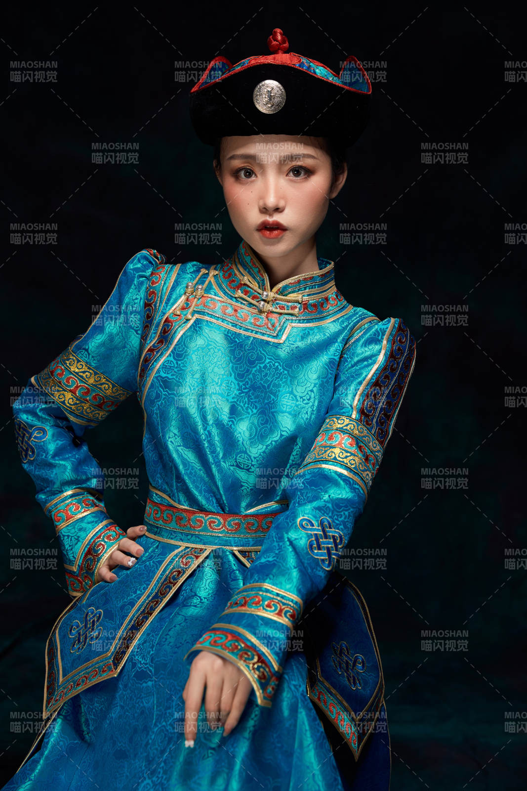 穿着蒙古族服饰的亚洲青年女性