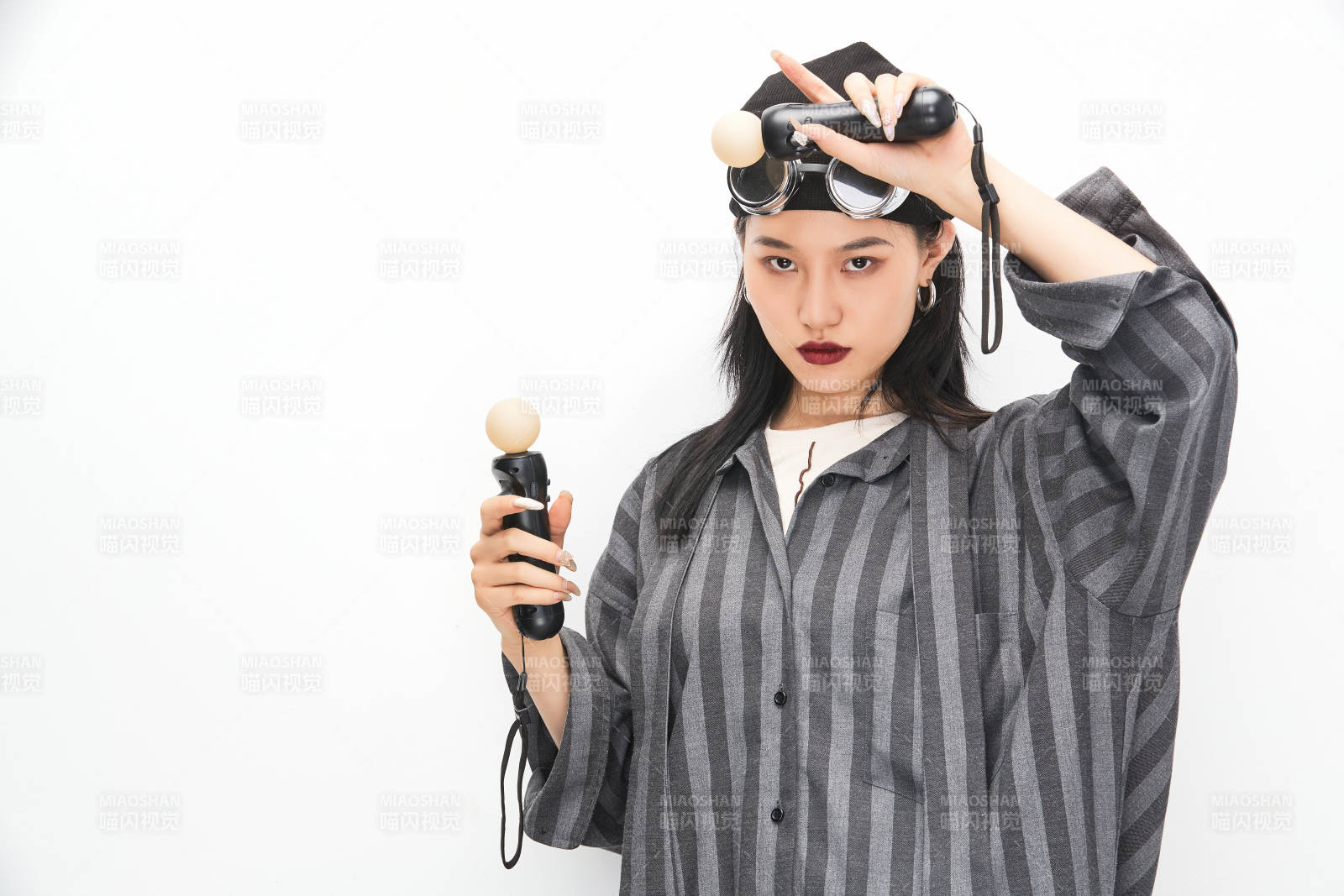 手持电子游戏操控器的亚洲少女