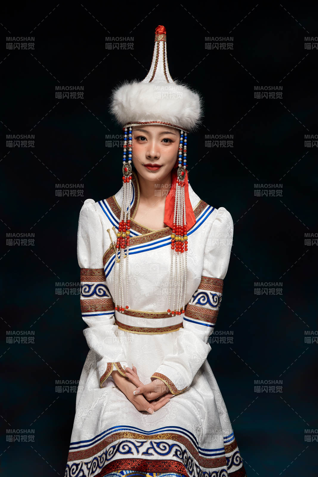 穿着蒙古族服饰的亚洲青年女性