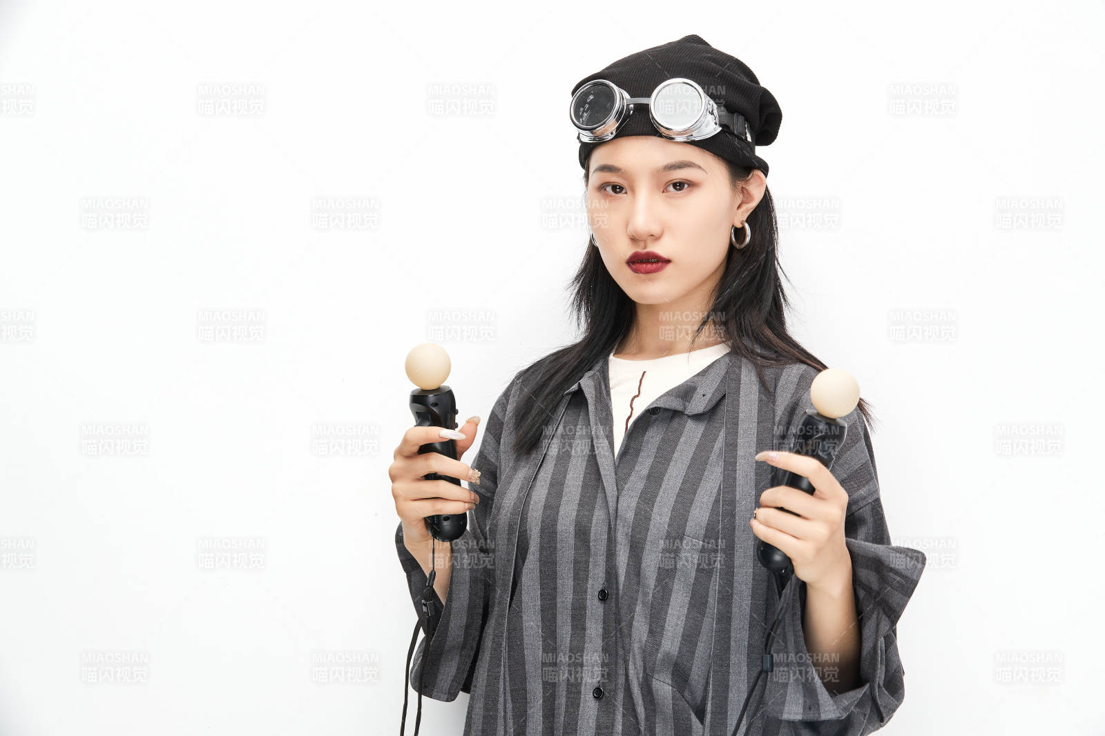 手持电子游戏操控器的亚洲少女