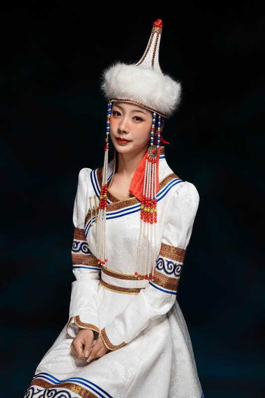 穿着蒙古族服饰的亚洲青年女性