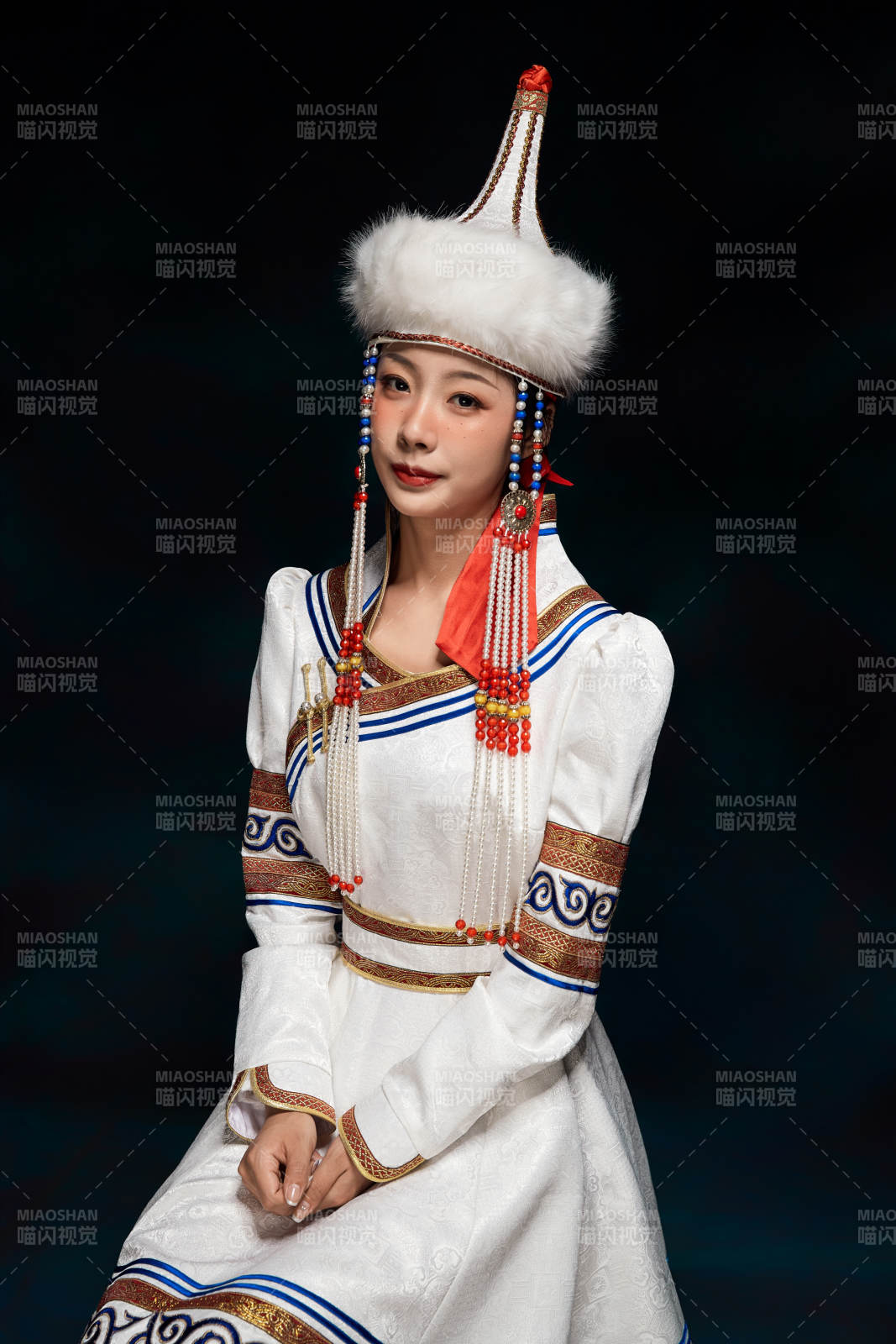 穿着蒙古族服饰的亚洲青年女性