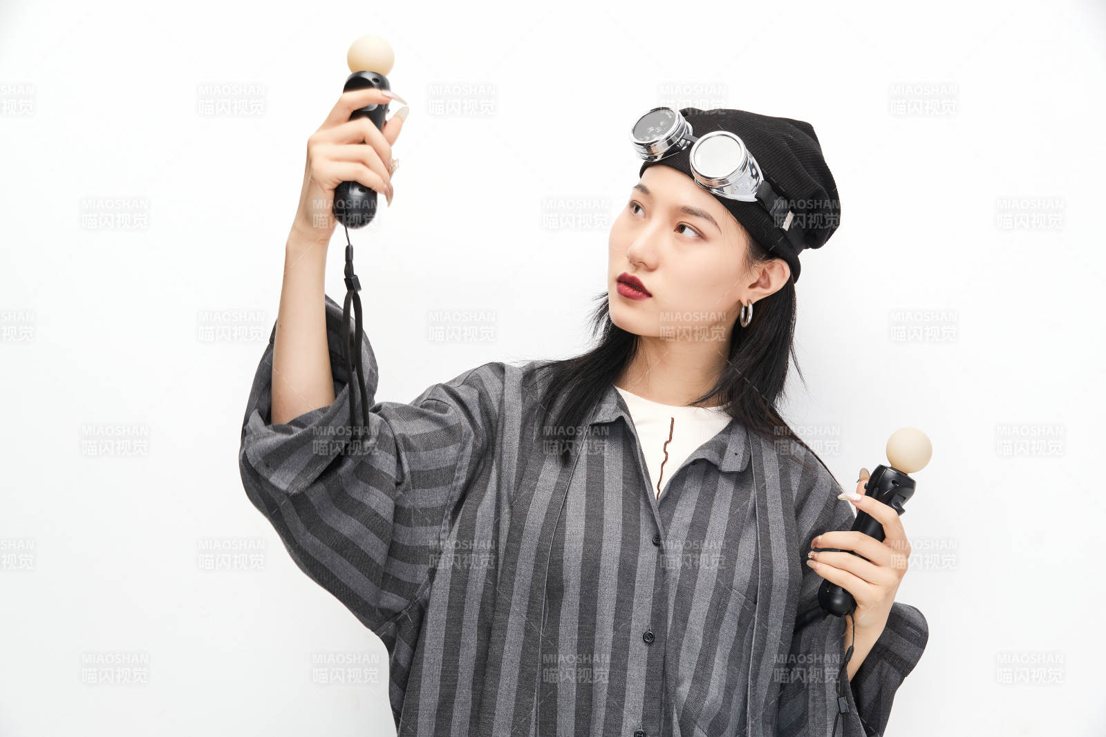 手持电子游戏操控器的亚洲少女