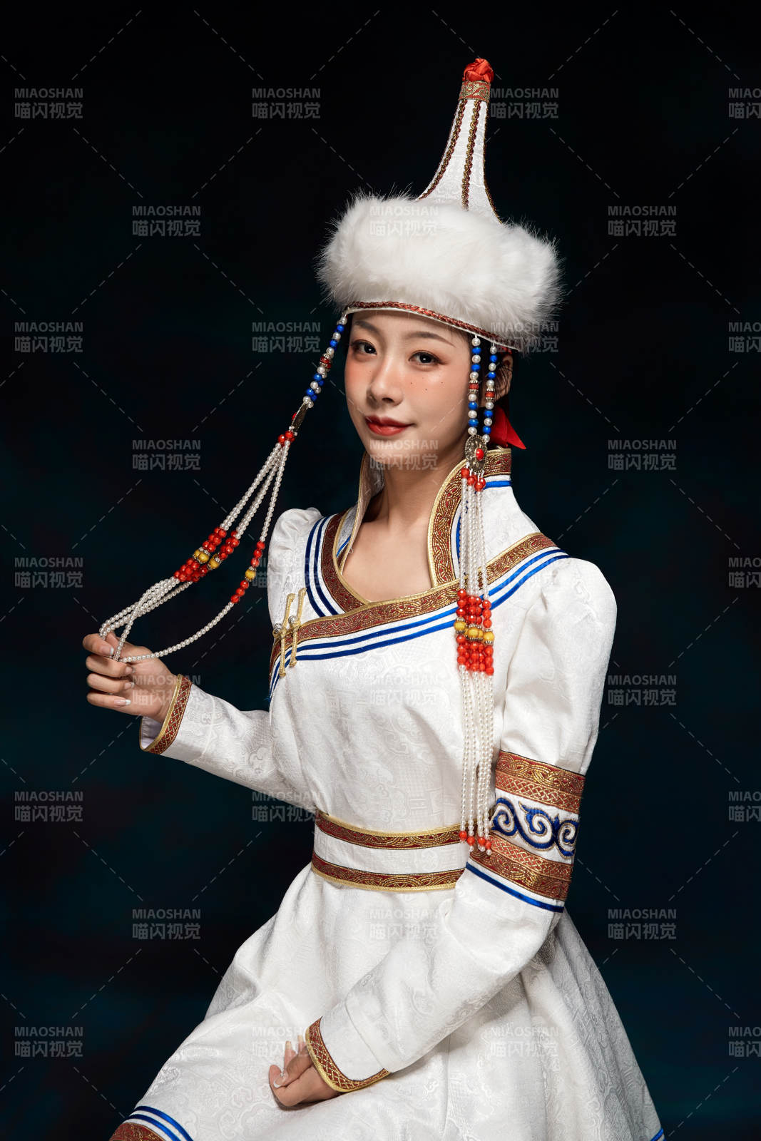 穿着蒙古族服饰的亚洲青年女性