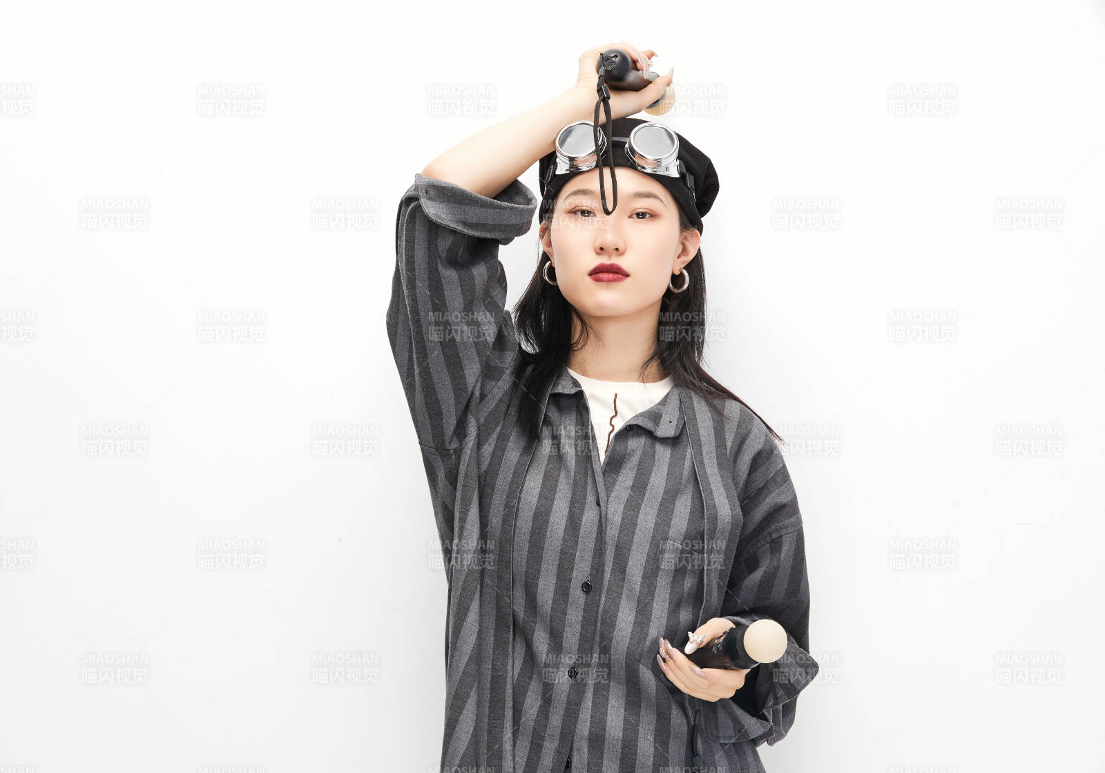 手持电子游戏操控器的亚洲少女