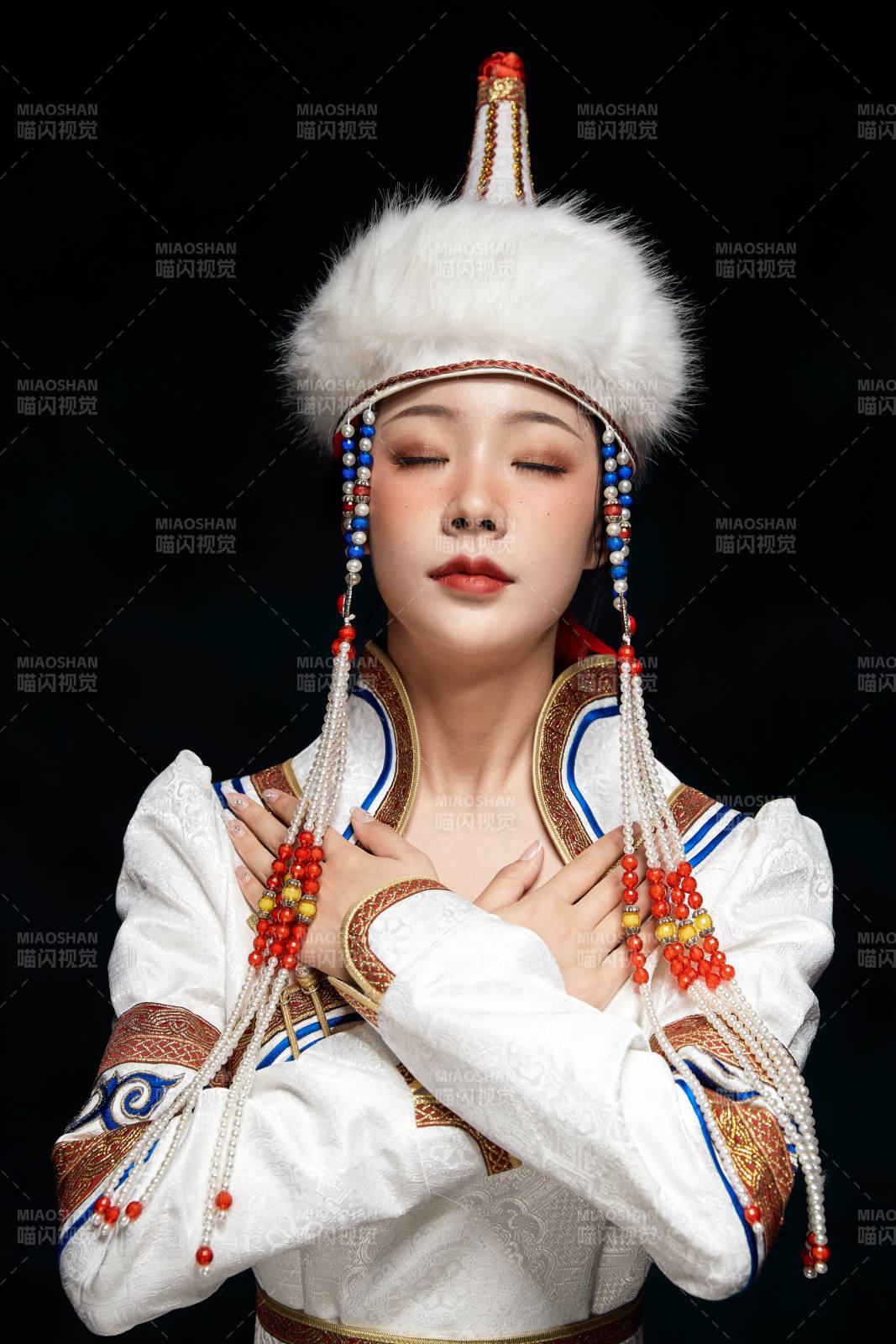 穿着蒙古族服饰的亚洲青年女性