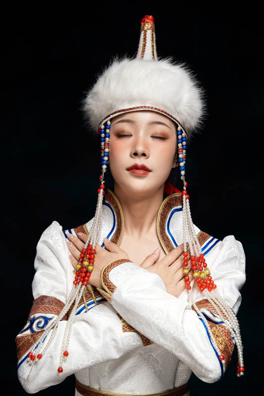 穿着蒙古族服饰的亚洲青年女性