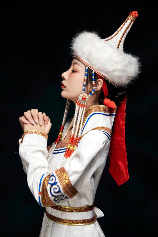 穿着蒙古族服饰的亚洲青年女性