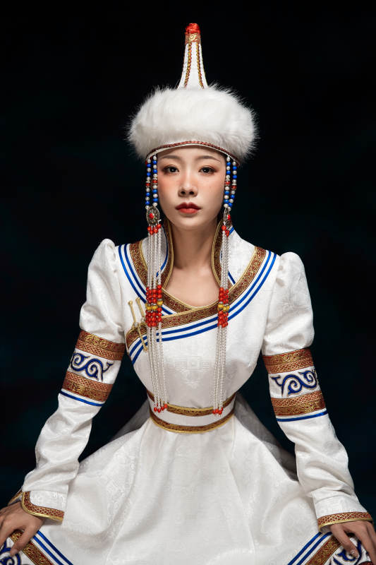 穿着蒙古族服饰的亚洲青年女性