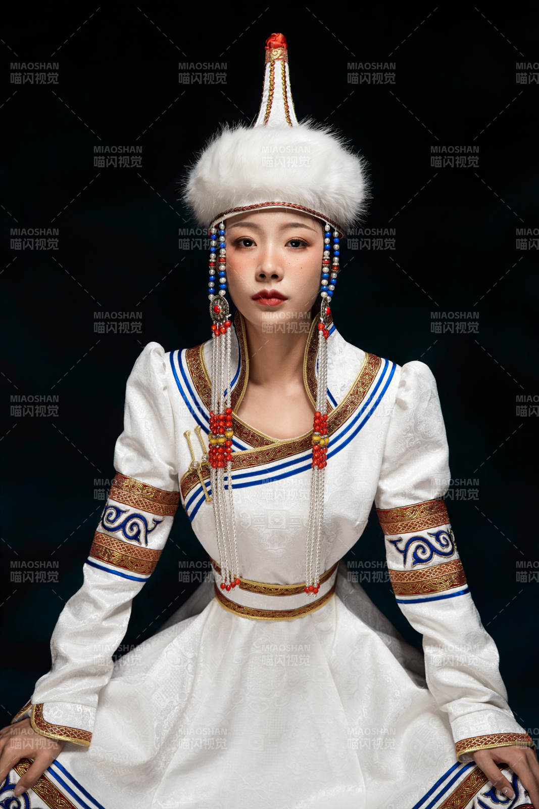 穿着蒙古族服饰的亚洲青年女性