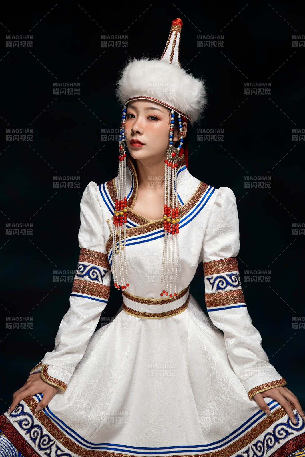 穿着蒙古族服饰的亚洲青年女性