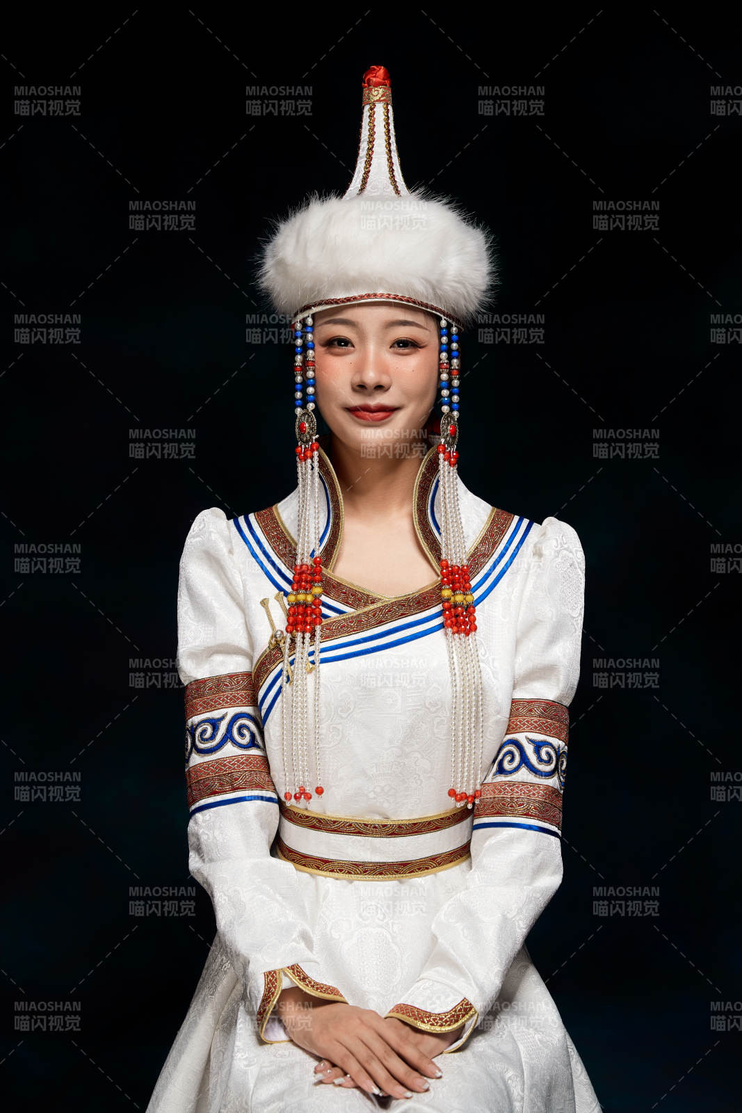 穿着蒙古族服饰的亚洲青年女性