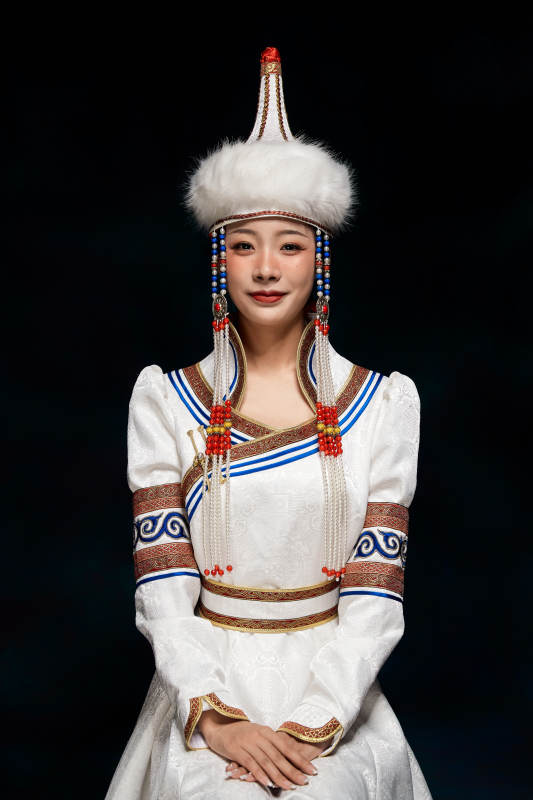 穿着蒙古族服饰的亚洲青年女性
