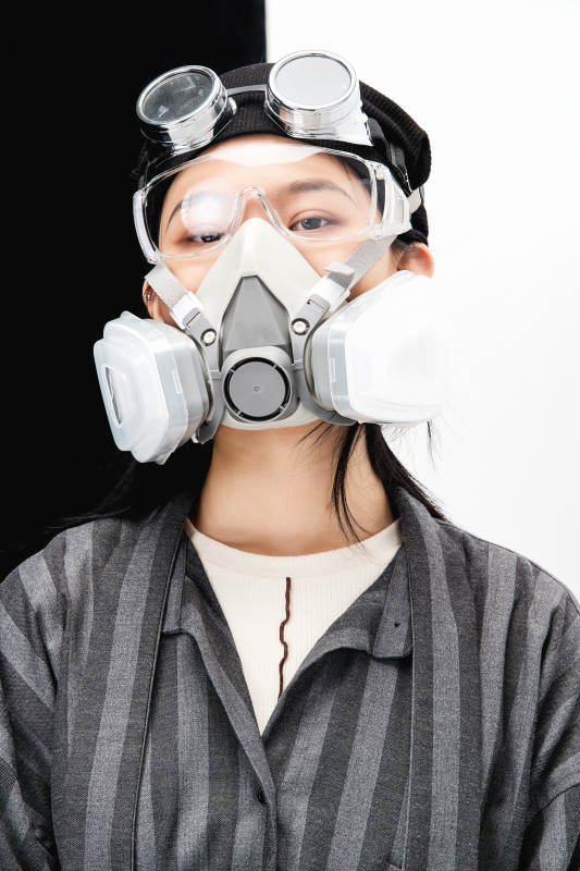 手持电子游戏操控器的亚洲少女