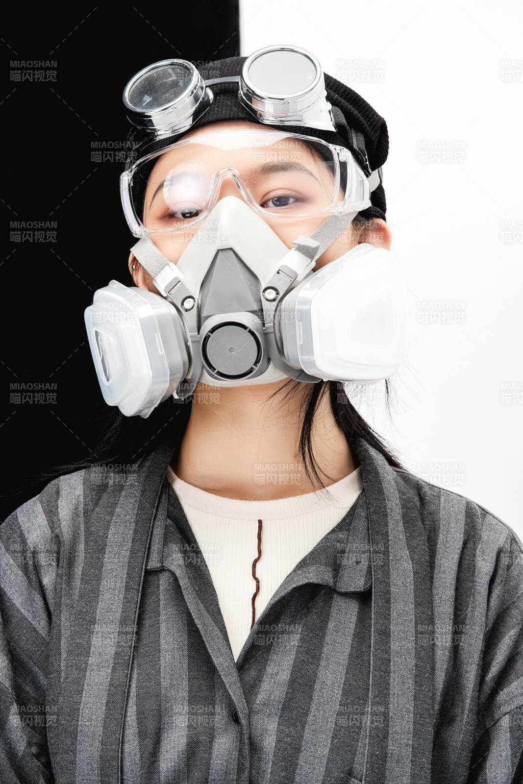 手持电子游戏操控器的亚洲少女