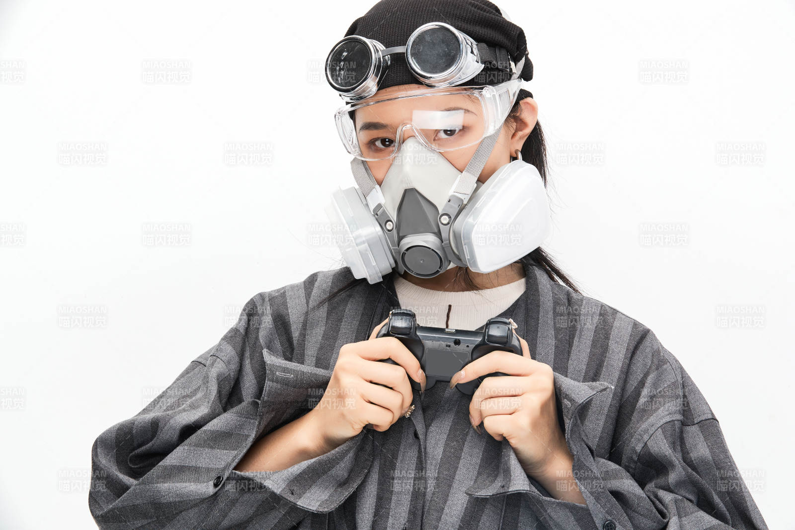 手持电子游戏操控器的亚洲少女