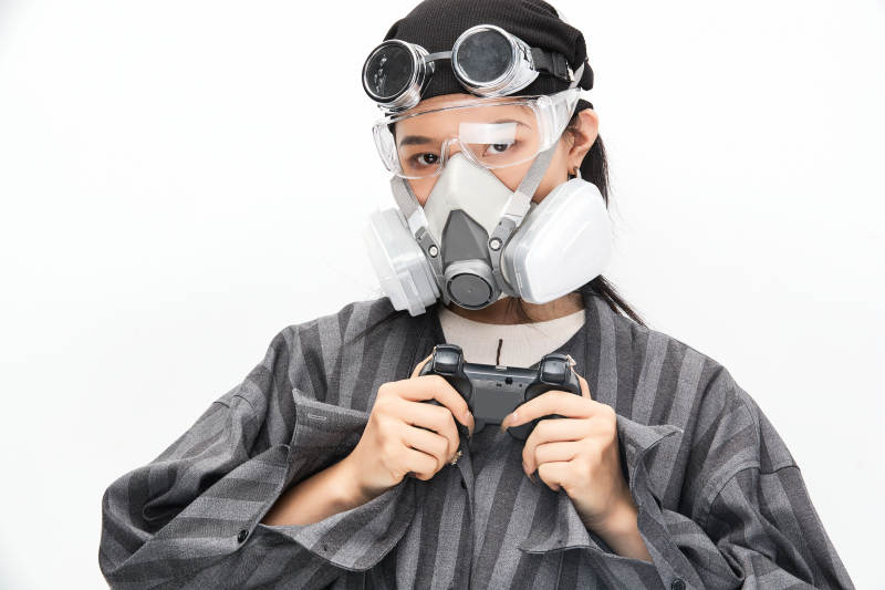 手持电子游戏操控器的亚洲少女