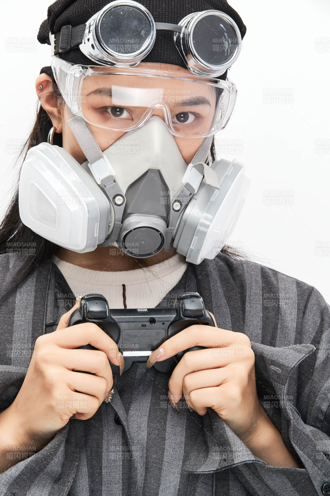 手持电子游戏操控器的亚洲少女