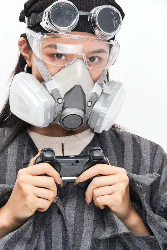 手持电子游戏操控器的亚洲少女