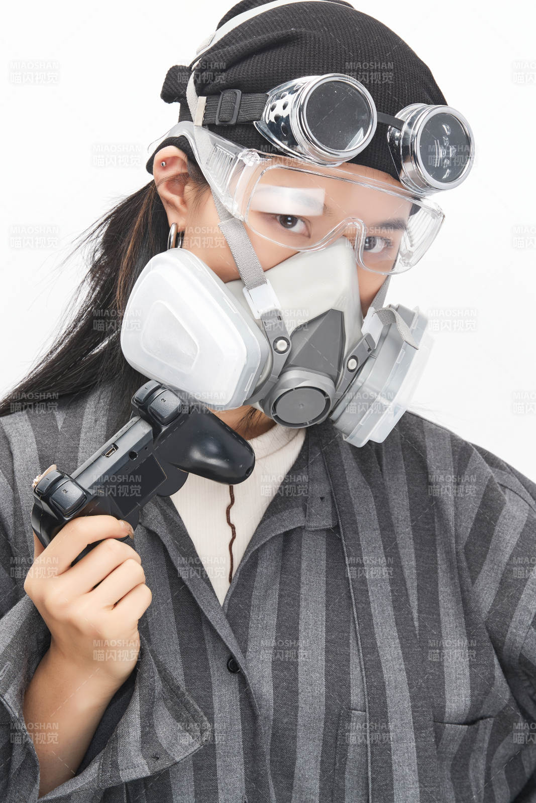 手持电子游戏操控器的亚洲少女