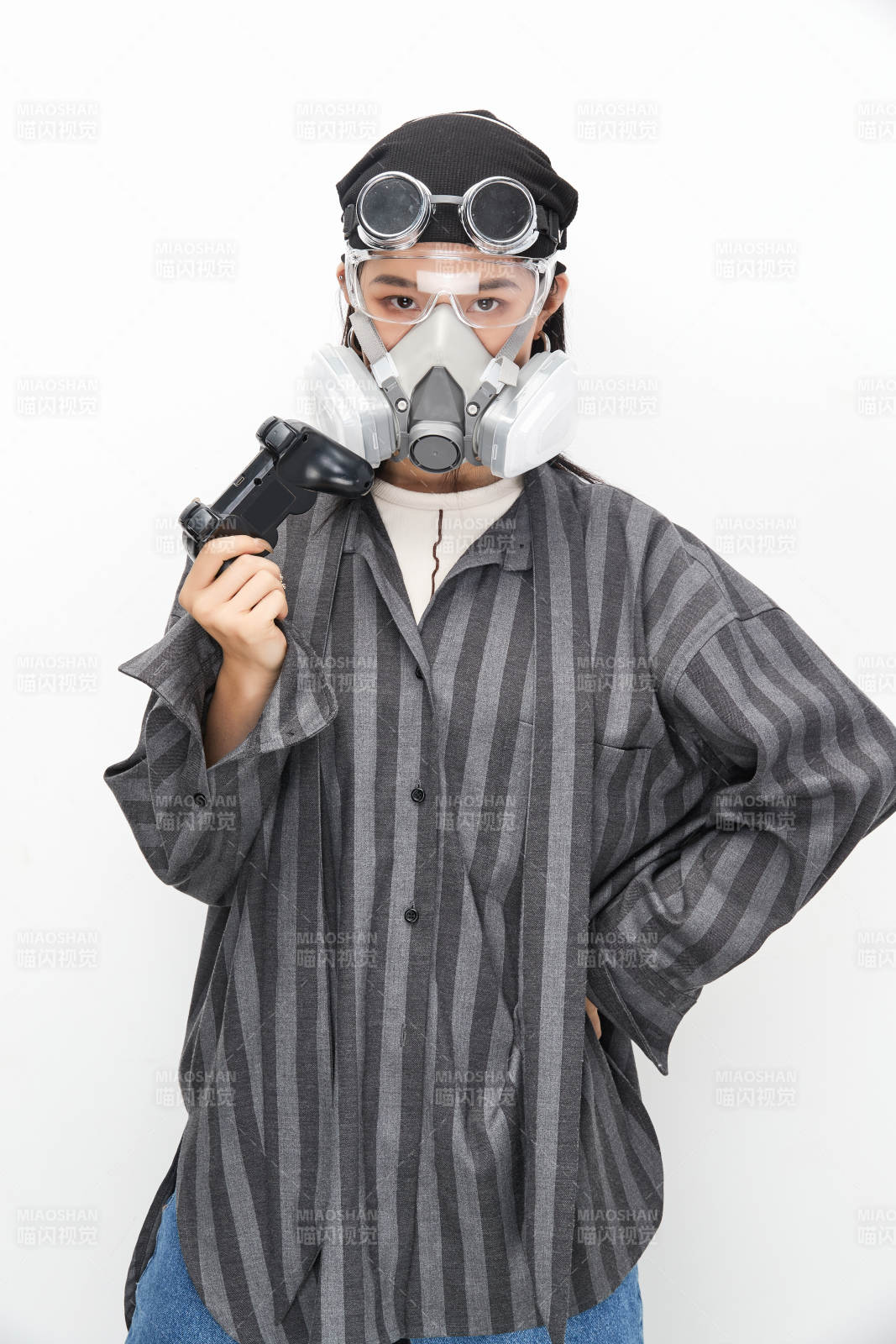 手持电子游戏操控器的亚洲少女