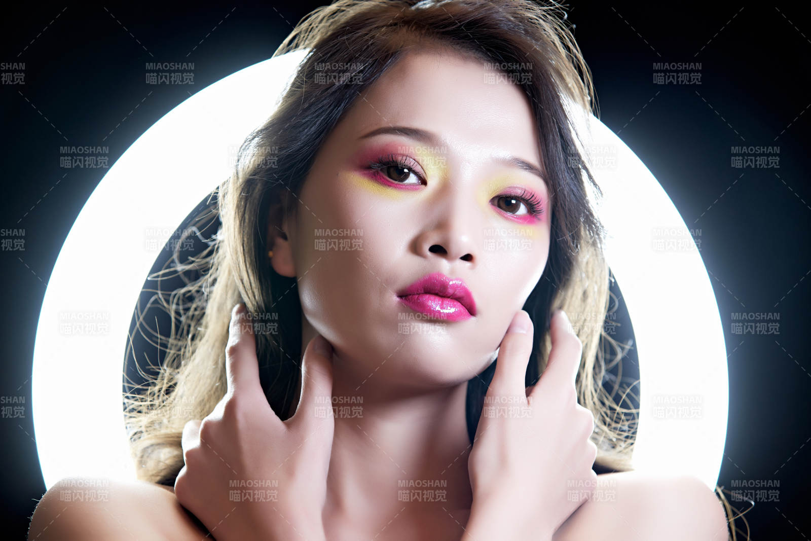 白色背景的賽博朋克彩妝人像