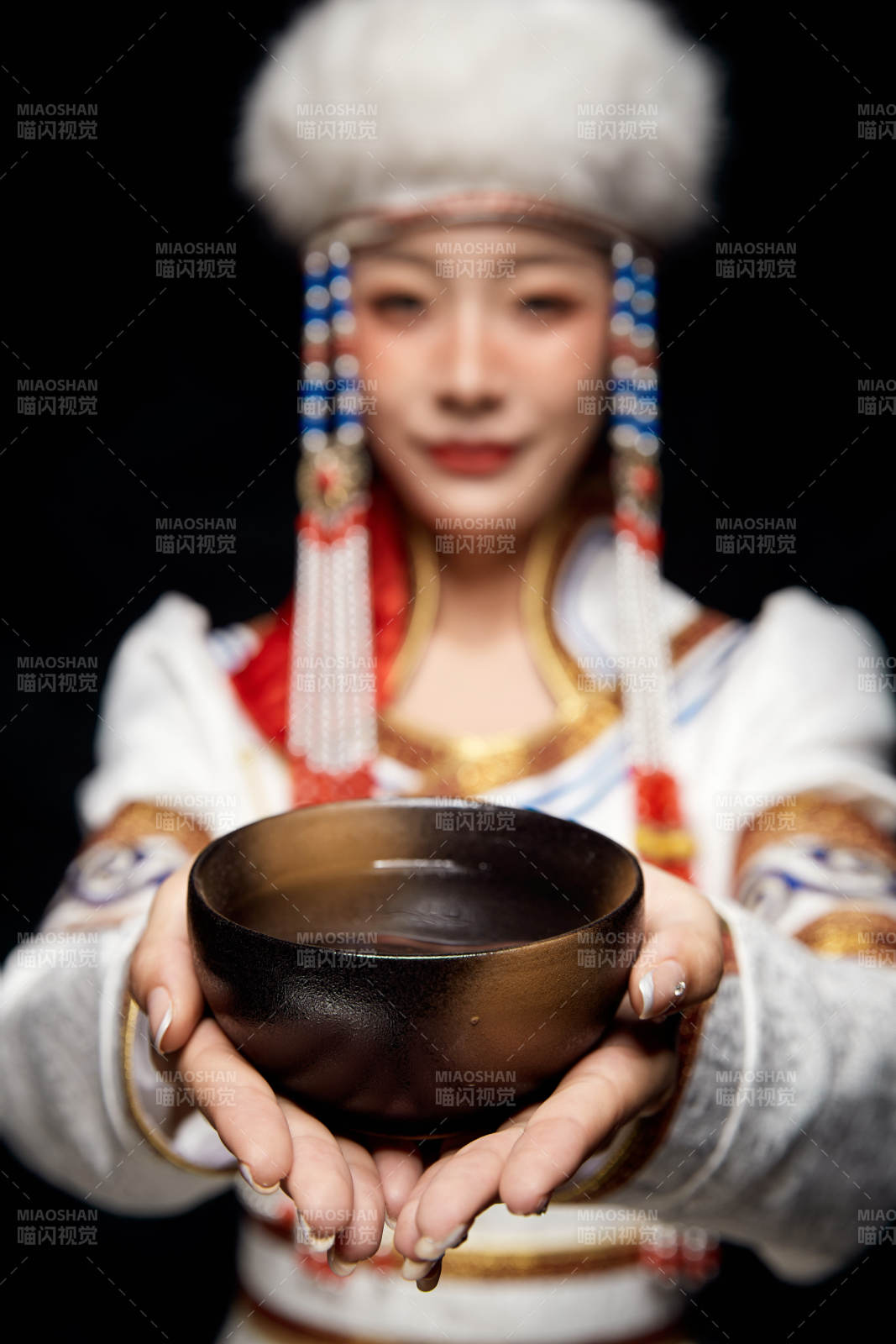 穿着蒙古族服饰的亚洲青年女性