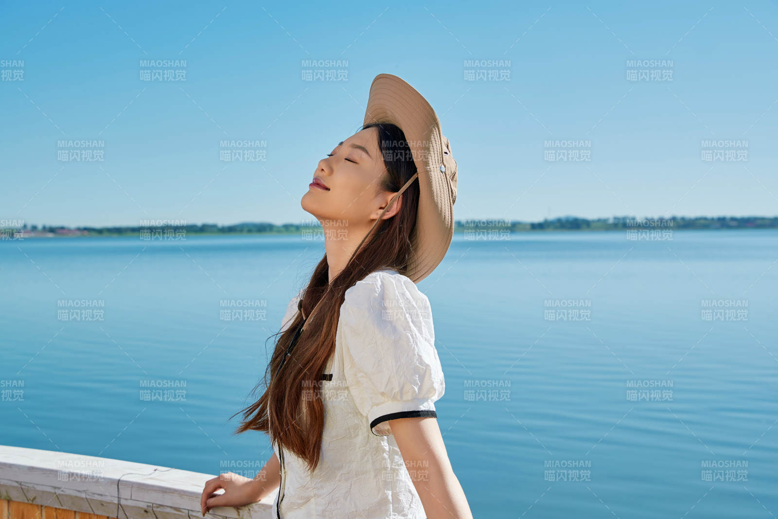 在湖畔木制帆船上的亚洲美女