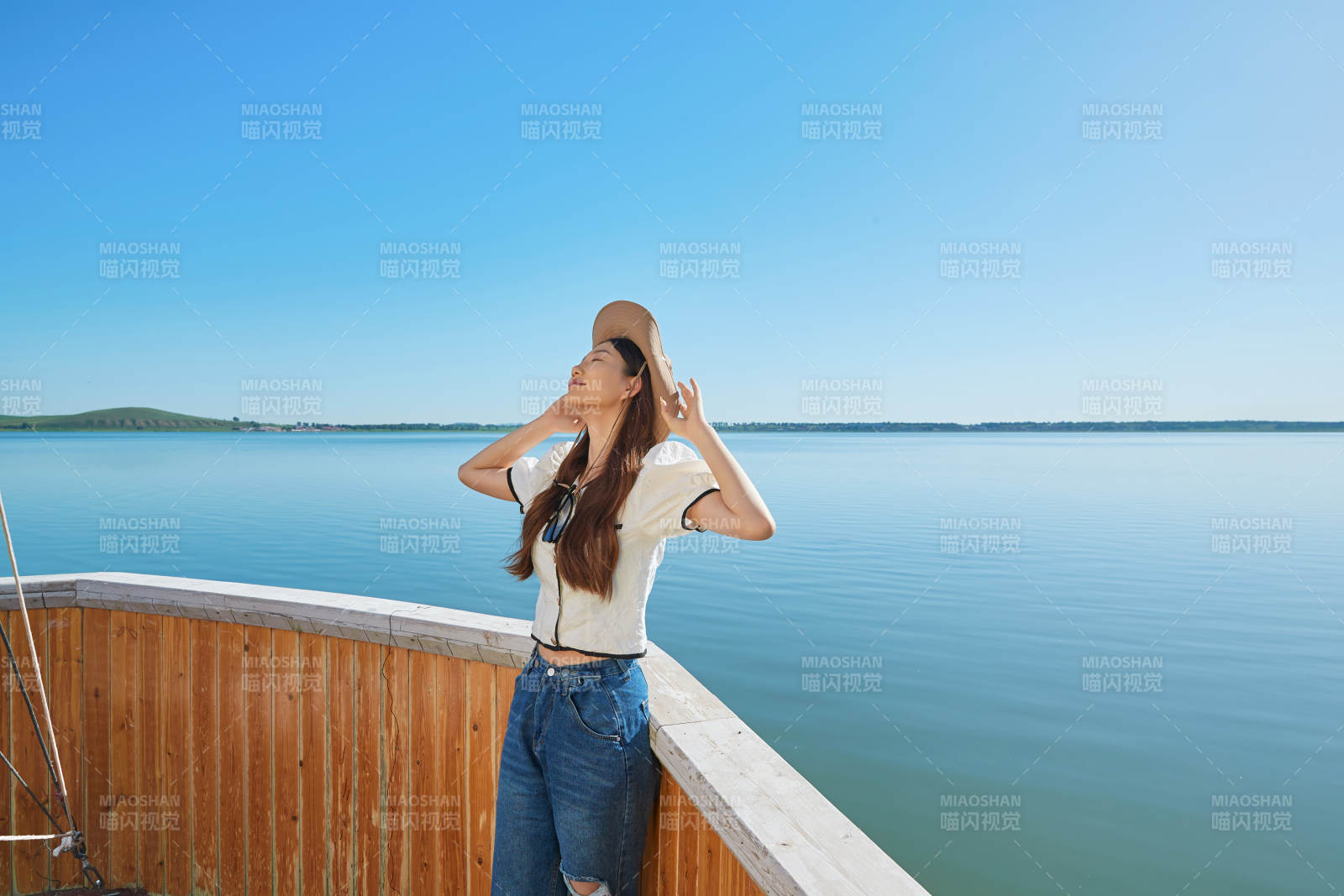 在湖畔木制帆船上的亚洲美女