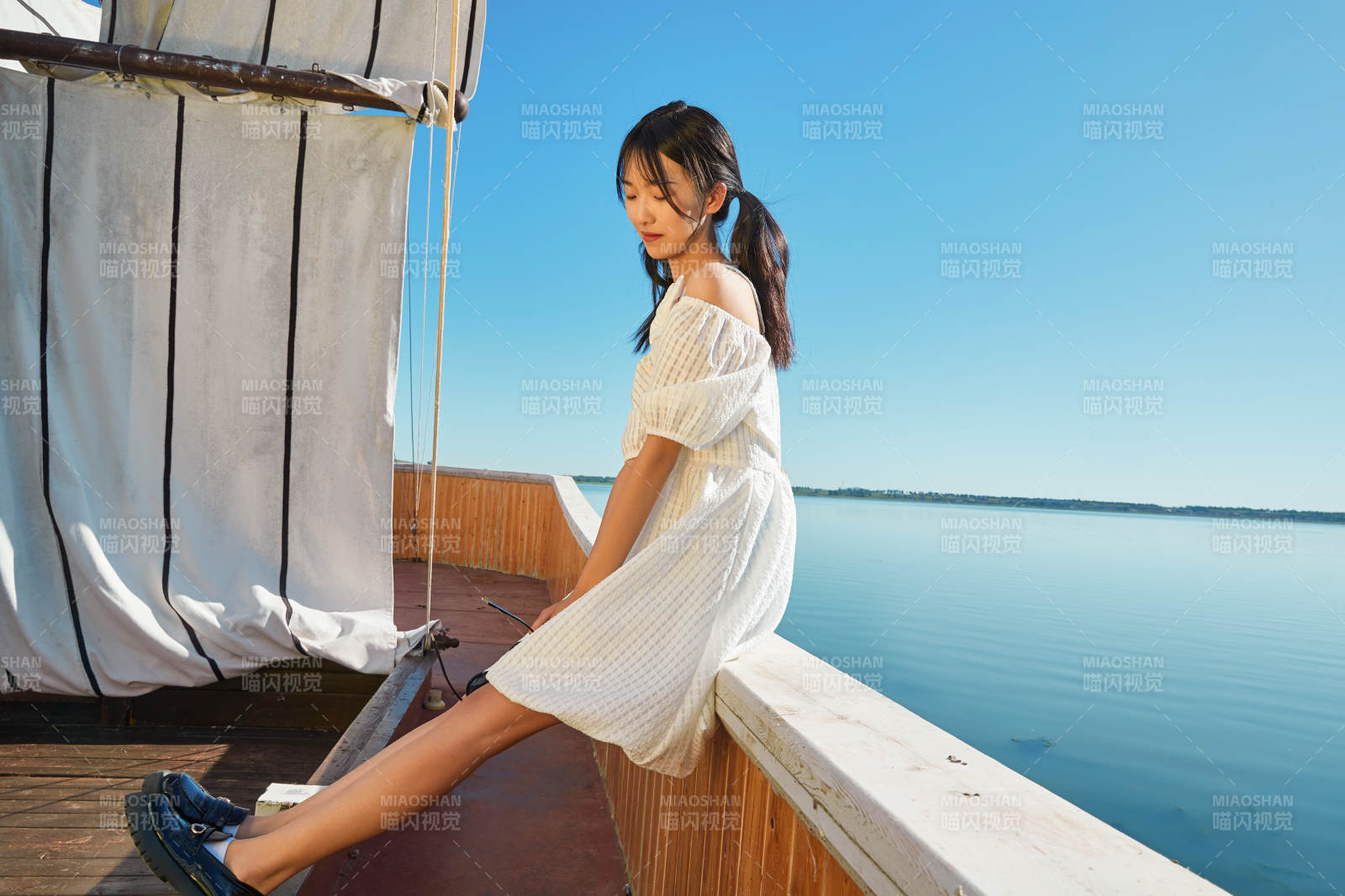 在湖畔木制帆船上的亚洲美女