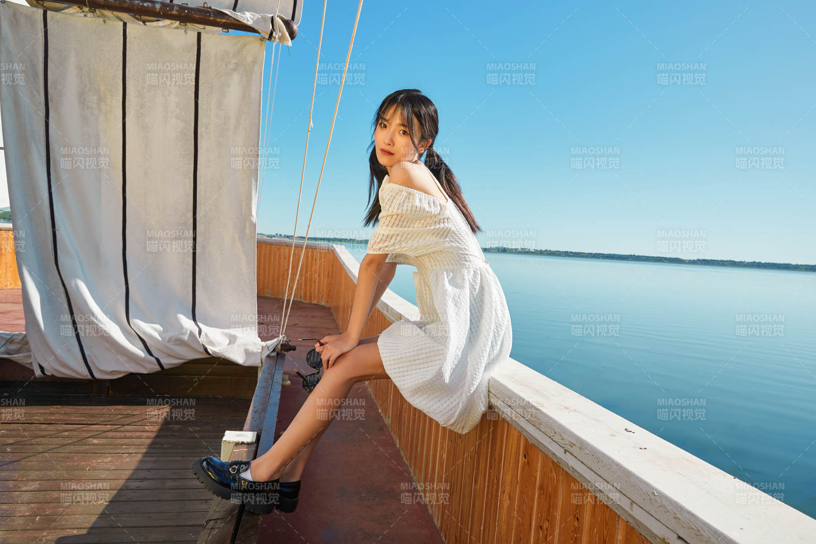 在湖畔木制帆船上的亚洲美女
