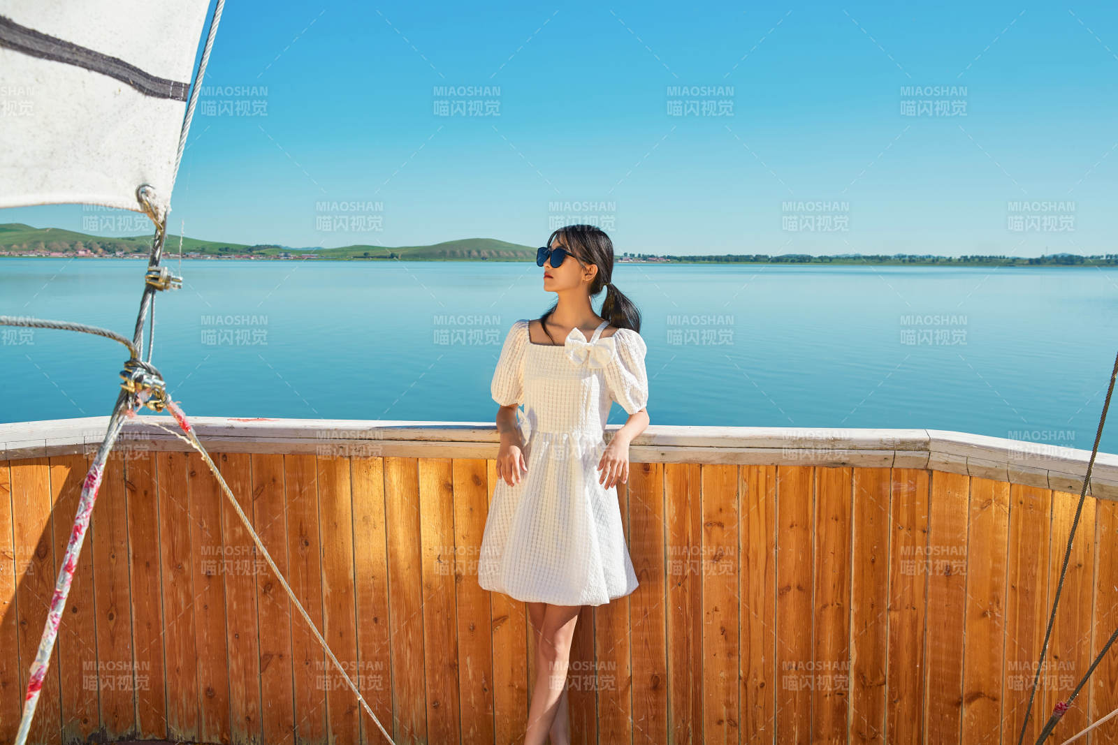 在湖畔木制帆船上的亚洲美女