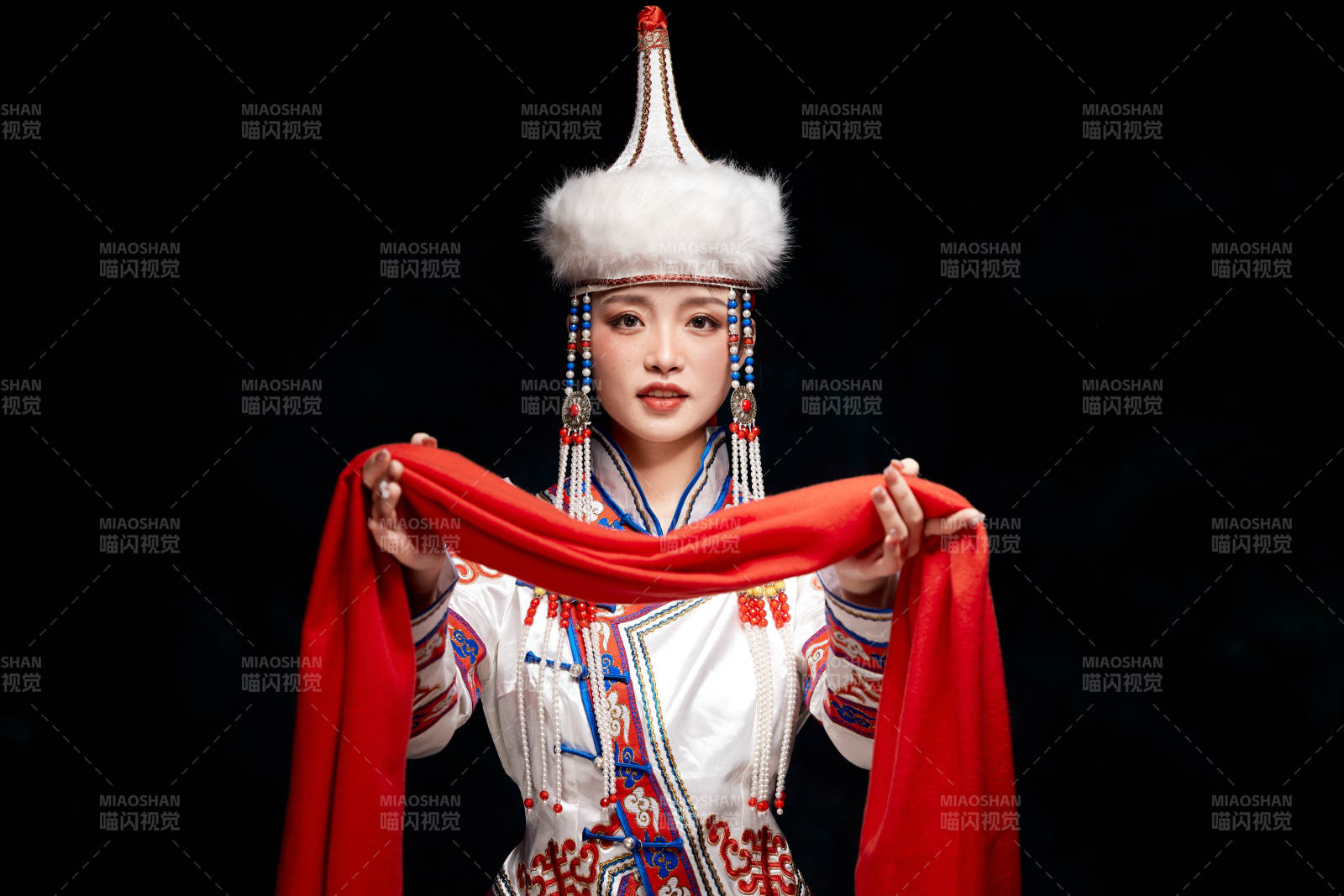 穿着蒙古族服饰的亚洲青年女性