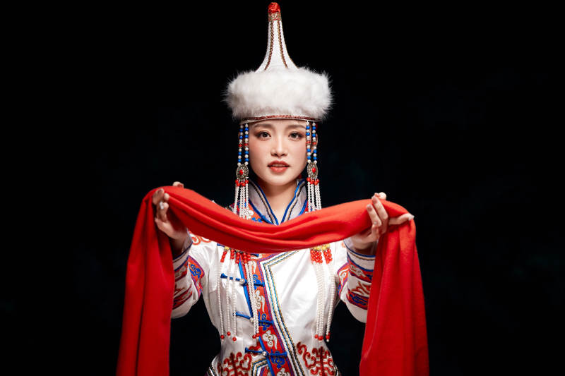 穿着蒙古族服饰的亚洲青年女性