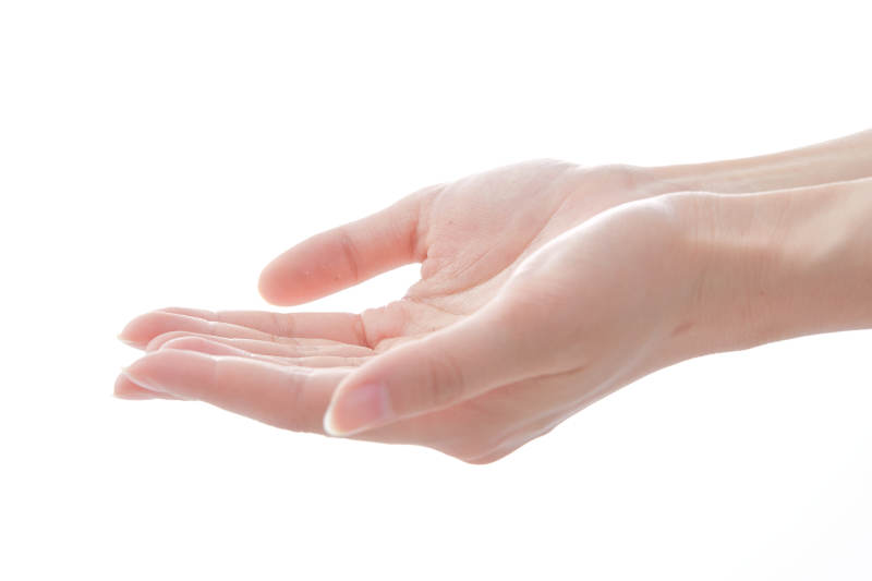 纤细柔美的女性手部特写